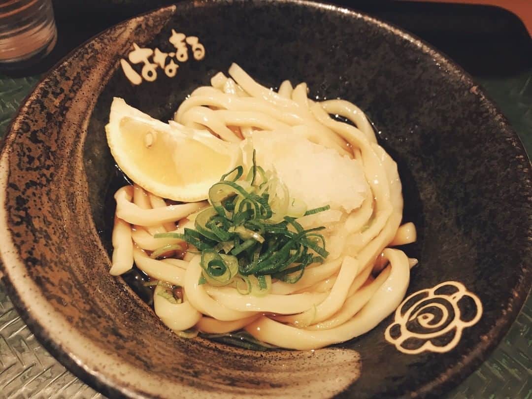 はなまるうどんのインスタグラム：「#はなまるうどん の定番商品😀 #ぶっかけ 😋👌🏻 レモンをギュッと絞って頂くと、さっぱり食べられますよ😍✨ 付け合わせの天ぷらは、皆様は何を選ばれますか？✨ #hanamaruudon #天ぷら」