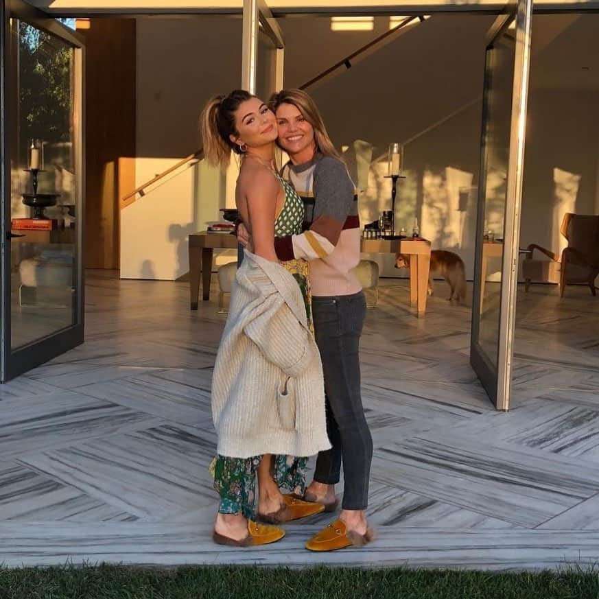 E! Onlineさんのインスタグラム写真 - (E! OnlineInstagram)「F̶u̶l̶l̶ House for sale! Lori Loughlin is parting ways with her $28 million Bel Air mansion. Link in bio to have MERCY at the gorgeous photos. (📷: @oliviajade)」1月31日 11時02分 - enews