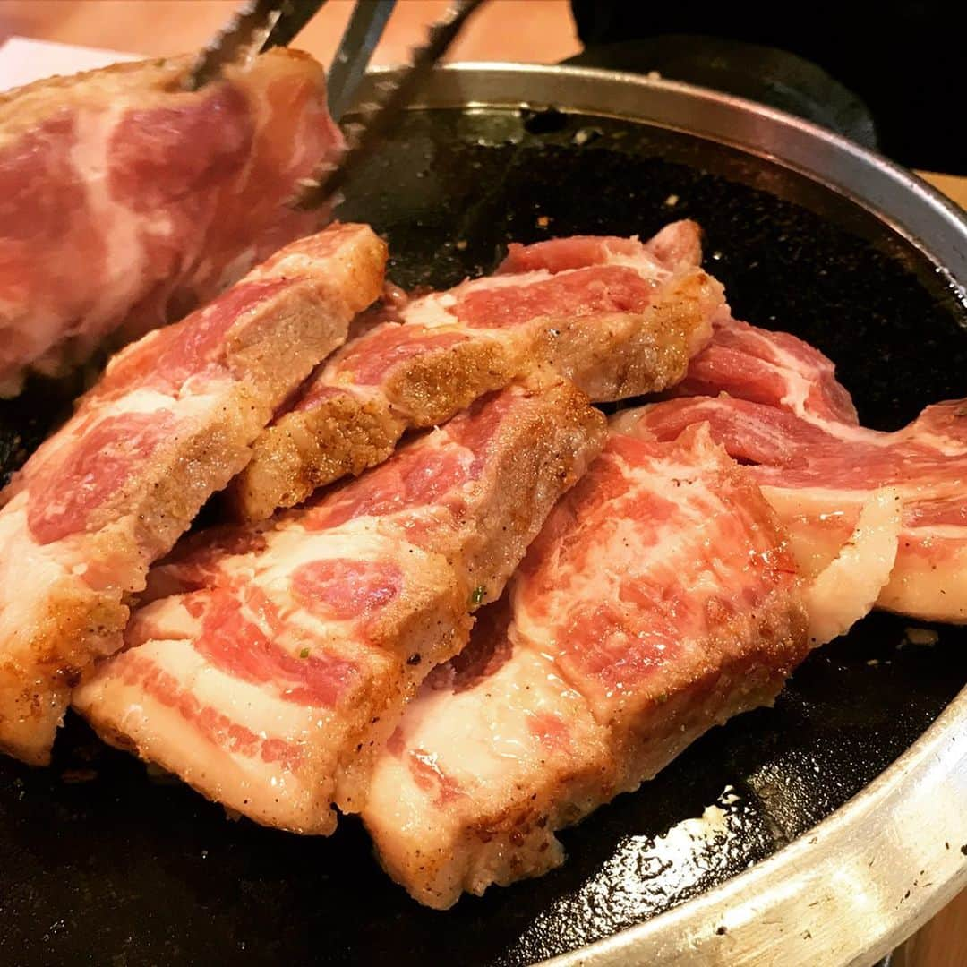 益子寺かおりさんのインスタグラム写真 - (益子寺かおりInstagram)「お肉様を欲しがる熱視線…♡ ・ #初モクサル #おっきい…♡ #かおりのスーパーくいチン坊 #CoCo最近のお肉事情 #ベッドイン #bedin」1月31日 11時25分 - kaori_masuco