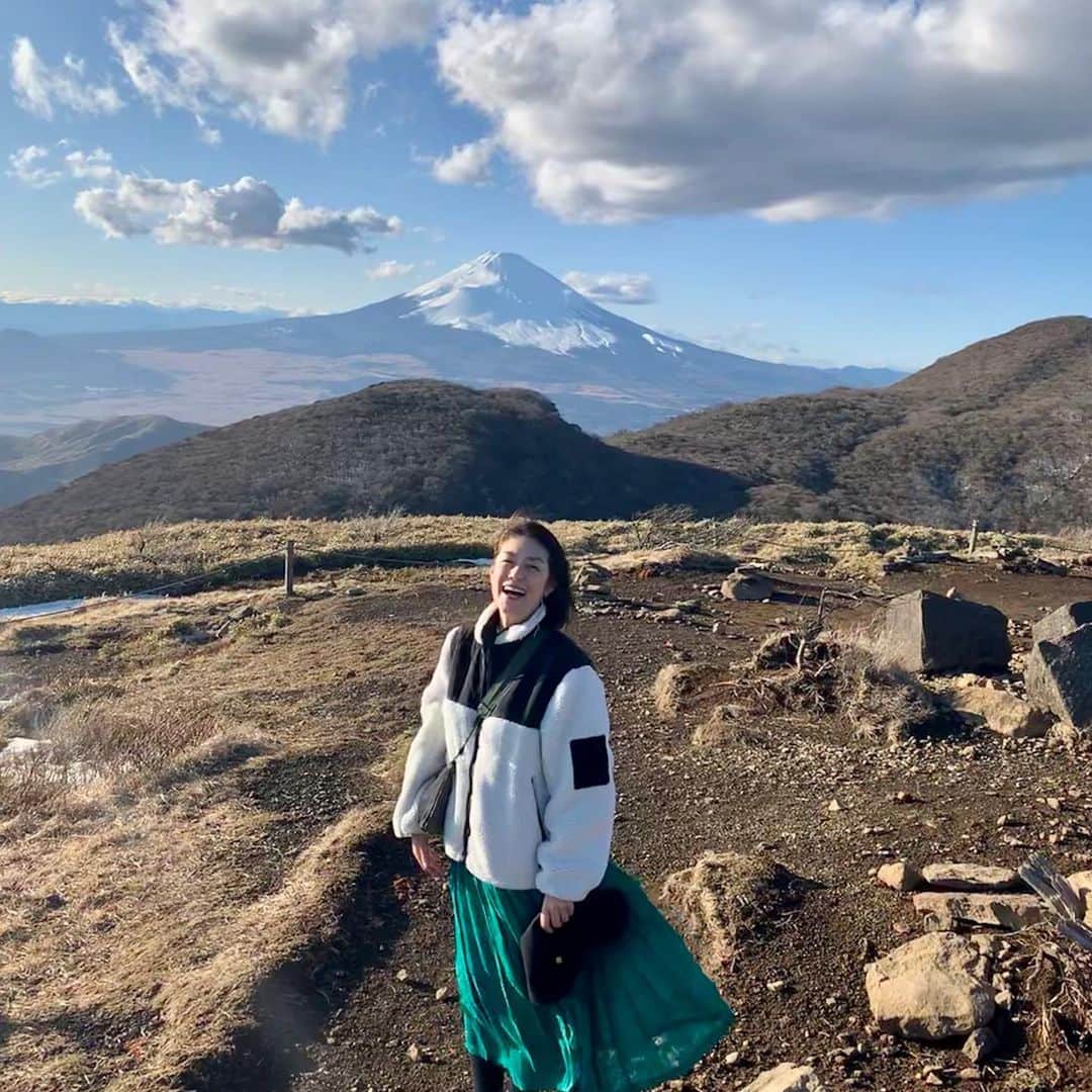 加藤紀子のインスタグラム：「今年のお誕生日は夫が温泉旅行をプレゼントしてくれ、温泉浸かったり本読んだりブログ書いたり ひたすらまったりしていたら  コンコンとドアをノックする音と共にお誕生日ケーキが運ばれてきました🎂 いつの間にホテルの方と打ち合わせしてくれていたのか…😭😭😭 なんて言いながらも 「まずはお肉だね！」と大好きなお肉屋さんのローストビーフをケーキ皿に移し替え、 お家から運んだ野菜を茹でたり切ったりしてサラダを作り、お気に入りのワインで乾杯、 なんとも幸せなお誕生日前夜を過ごさせてもらいました。  そして見事に晴れた暖かなお誕生日当日は富士山へご挨拶。 くっきりそびえるその姿に、自分の佇まい方など色々考えさせられながらも、とにかく変化も進化も楽しめる人でありたいと改めて。  フォローしてくださってる皆様、いつもありがとうございますと心からの感謝と引き続きよろしくお願いします🙏の気持ちを。 夫へも大きく大きく感謝！！ #お誕生日旅行 #夫婦旅2020 #完全にリラックス状態💭 #畑のカリフラワーと白菜レンズ豆のサラダとか #カトノリ農園  #TシャツはサンタフェのホテルelRaycourtで買ったお気に入り」