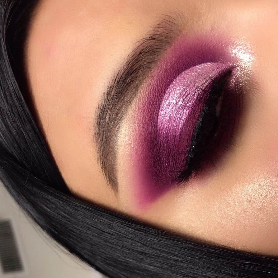 Anastasia Beverly Hillsさんのインスタグラム写真 - (Anastasia Beverly HillsInstagram)「Love burgundy 😍 @belindaarosee  BROWS • Brow Powder in Ebony  EYES • #ABHxAmrezy Palette」1月31日 11時29分 - anastasiabeverlyhills