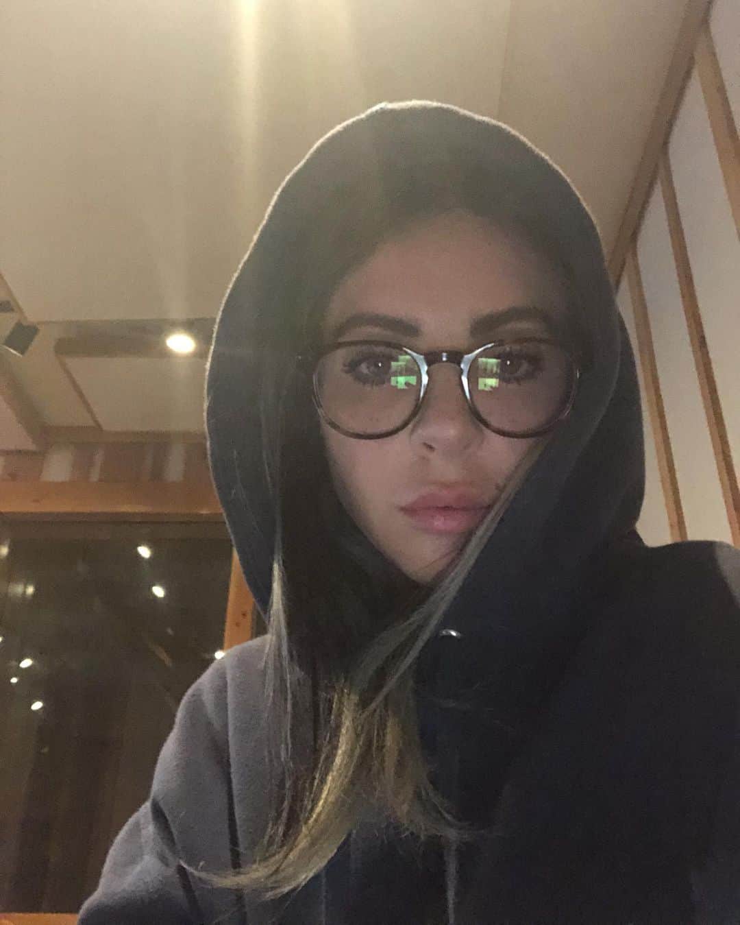 アリソン・ワンダーランドのインスタグラム：「hey just reminding u that I love u and I haven’t forgotten u guys im just writing a lot of sick music right now and haven’t left my cave fuck yeh woo」