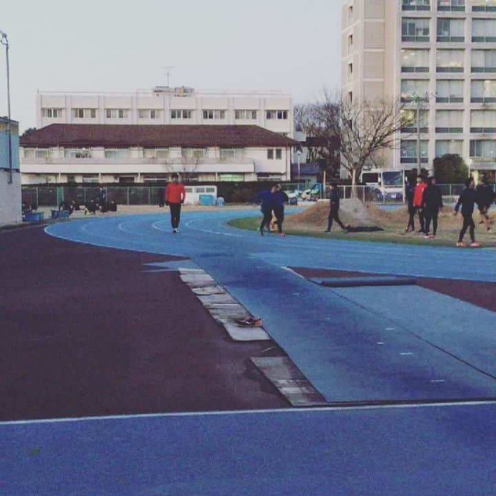 中村明彦のインスタグラム：「久しぶりに母校で高跳🚀  卒業して10年経つとか。。。。 #highjump」