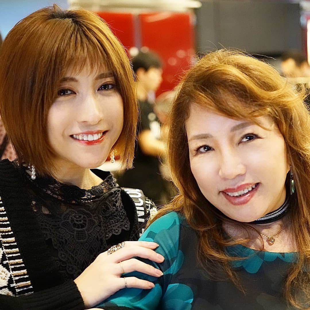 石関友梨さんのインスタグラム写真 - (石関友梨Instagram)「料理の鉄人など日本の料理人レジェンドたちが一度に集結するパーティーへご招待いただきました🎀  ドラマのグランメゾン東京で審査員で出演された方などは本物の有名美食家の方もいらっしゃって  とても贅沢な時間でした(⁎˃ᴗ˂⁎) 和・洋・中トップシェフの作ったお料理はどれも美味しくて圧巻でした✨  ありがとうございました(◍ ´꒳` ◍) #料理の鉄人 #グランメゾン東京 #ミシュラン #フレンチ #寿司 #中華 #肉 #ラーメン #スイーツ #美食家 #高級レストラン #パーティー #レジェンド #シェフ」1月31日 11時41分 - yurimorico