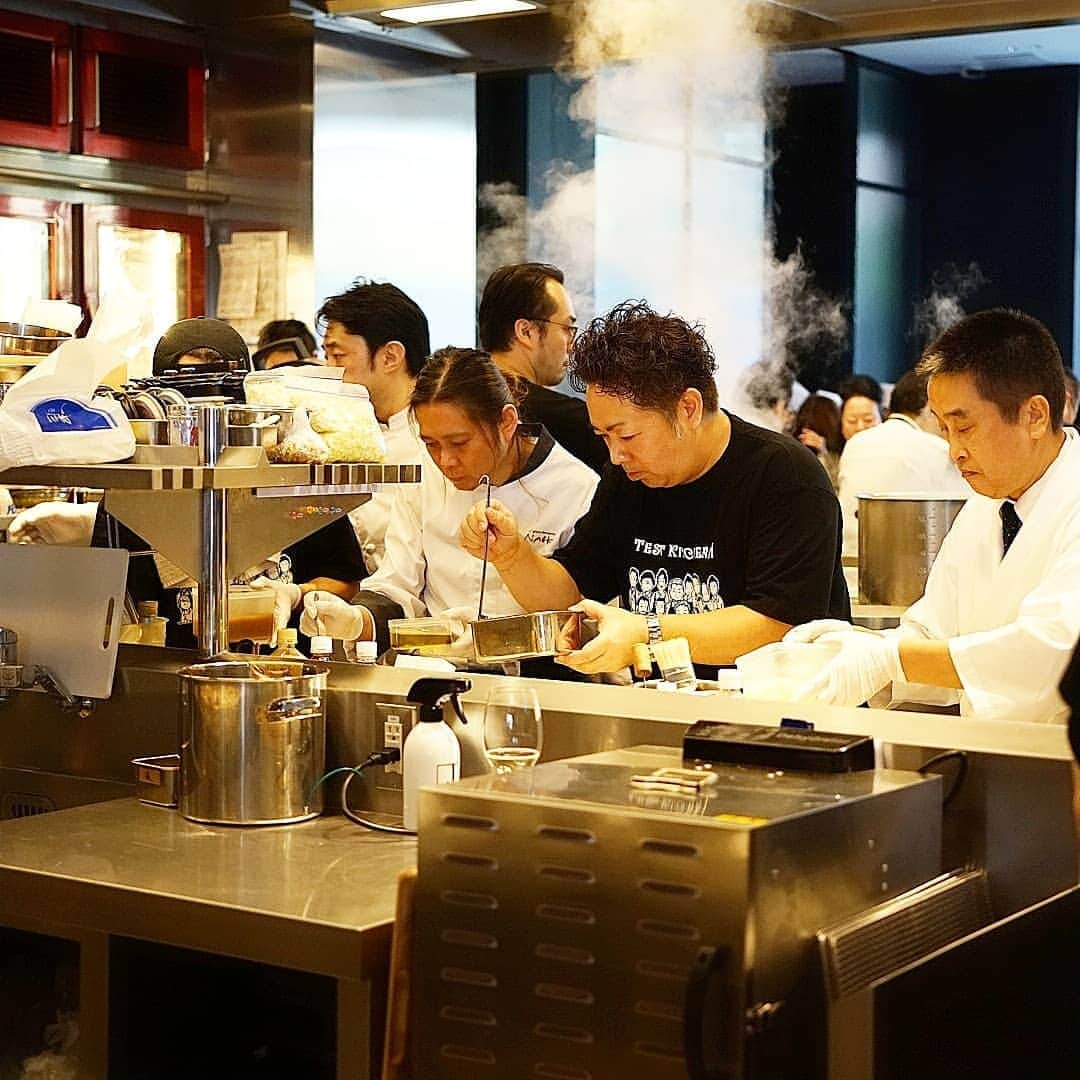 石関友梨さんのインスタグラム写真 - (石関友梨Instagram)「料理の鉄人など日本の料理人レジェンドたちが一度に集結するパーティーへご招待いただきました🎀  ドラマのグランメゾン東京で審査員で出演された方などは本物の有名美食家の方もいらっしゃって  とても贅沢な時間でした(⁎˃ᴗ˂⁎) 和・洋・中トップシェフの作ったお料理はどれも美味しくて圧巻でした✨  ありがとうございました(◍ ´꒳` ◍) #料理の鉄人 #グランメゾン東京 #ミシュラン #フレンチ #寿司 #中華 #肉 #ラーメン #スイーツ #美食家 #高級レストラン #パーティー #レジェンド #シェフ」1月31日 11時41分 - yurimorico