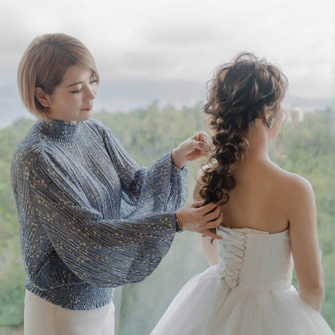 RabichePowのインスタグラム：「今年もたくさんブライダルの出張ヘアメイク ご依頼＆お問い合わせありがとうございます😊 . 繁忙期は半年以上前から埋まっておりますので できれば式場やドレスよりヘアメイクにこだわられる方は 一度空き状況をご確認頂いたほうが確実です💕 . 全国出張可能ですが お見積もりの際は場所、開始〜終了時間 メイク、ドレスフィッティングの有無 スタイル数などわかる範囲で構いませんので 詳細教えて頂けると正確な金額をお伝え出来ます。 . 半年前のご予約など ホテルや式場の打ち合わせなどがまだで 何も決まっておられない方も一度DM頂けると ご成約までの流れや大体のご予算をご説明させて頂きますので お気軽にご相談ください☺️✨ . ご来店可能なお客様はスタッフが 無料でご相談も受け付けております😍 . 🙇‍♀️大変申し訳ございませんが ご成約前の花嫁様のヘアメイクのカウンセリングや 似合うスタイルなどDMでご相談頂きましても ご成約された皆様への配慮と 骨格や髪質なども分かり兼ねますのでお答えできません。 ご了承ください。 . よろしくお願い致します💙 . . 📸 先日ミキティーご夫婦と　@mi_kity62  沖縄フォトウェディングの時 撮ってくれた写真♡ . special thanks🤍 @francbear.tossy . 仕事も楽しくさせて貰えて 感謝だなー🐰✨ .  #rabichepow #ヘアメイク#ブライダルフォト#ウェディング#海外挙式準備  #ハワイウェディング#沖縄#リゾートウェディング #結婚式ヘアメイク#ウェディングドレス」