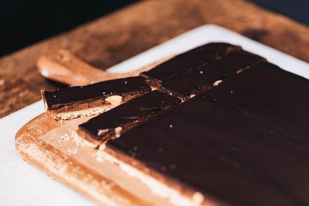 ORGANIC TABLE BY LAPAZさんのインスタグラム写真 - (ORGANIC TABLE BY LAPAZInstagram)「VEGAN & GULUTEN FREE! LAPAZ ORIGINAL HOME MADE SWEETS👍✴︎ "CARAMEL CHOCO BAR"  本日出来上がりました😃 冬も本番！チョコレートが恋しい季節になりましたね😌✴︎ グルテンフリーなので小麦アレルギーの方もお楽しみくださいっ❤️ ホッと一息いれるティータイムにいかがですか？☕️ 友達のプレゼントにもおすすめです🤗🎁 本日も素敵な一日をお過ごし下さい😌❤️ Have A Nice Day💫  営業時間のお知らせ OPEN TIME (wed-sun) 11:00〜19:00 18:00 FOOD L.O  photo by @a28photo  #organictablebylapaz  #caramelchocobar  #millionairesshortbread  #plantbasedfood  #veganchocobar #VEGANSWEETS #gultenfree  #gultenfreesweets #homemadefood  #VEGANJUNKFOOD #whyvegan  #週末は予約がオススメ😉#プラントベース」1月31日 11時48分 - organic_table_by_lapaz