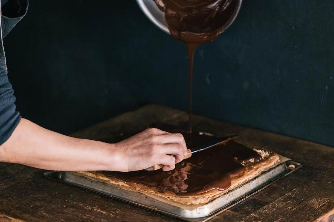 ORGANIC TABLE BY LAPAZさんのインスタグラム写真 - (ORGANIC TABLE BY LAPAZInstagram)「VEGAN & GULUTEN FREE! LAPAZ ORIGINAL HOME MADE SWEETS👍✴︎ "CARAMEL CHOCO BAR"  本日出来上がりました😃 冬も本番！チョコレートが恋しい季節になりましたね😌✴︎ グルテンフリーなので小麦アレルギーの方もお楽しみくださいっ❤️ ホッと一息いれるティータイムにいかがですか？☕️ 友達のプレゼントにもおすすめです🤗🎁 本日も素敵な一日をお過ごし下さい😌❤️ Have A Nice Day💫  営業時間のお知らせ OPEN TIME (wed-sun) 11:00〜19:00 18:00 FOOD L.O  photo by @a28photo  #organictablebylapaz  #caramelchocobar  #millionairesshortbread  #plantbasedfood  #veganchocobar #VEGANSWEETS #gultenfree  #gultenfreesweets #homemadefood  #VEGANJUNKFOOD #whyvegan  #週末は予約がオススメ😉#プラントベース」1月31日 11時48分 - organic_table_by_lapaz