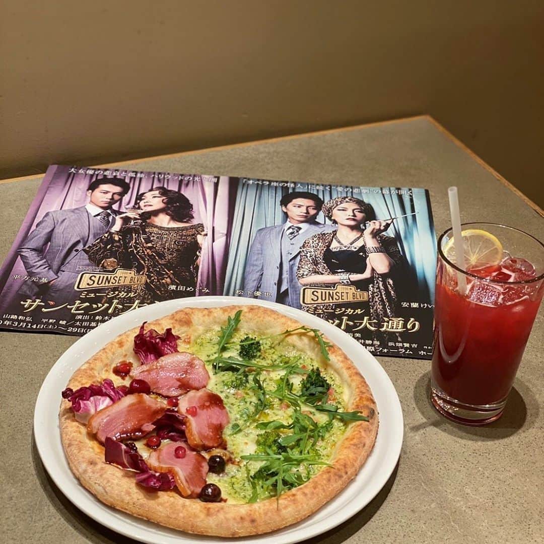 ルミネ公式のインスタグラム：「ルミネのプロデュースショップ【800゜DEGREES】より、限定コラボのお知らせ 《サンセット大通り×800゜DEGREES》 . 東京国際フォーラムで公演予定のミュージカル『サンセット大通り』の観劇と、お得なお食事付きチケット販売中！ . 劇場まですぐの好立地で800゜DEGREESのお食事をお楽しみください！ . 主人公・ノーマの人生をイメージした『サンセット大通り』だけの限定ハーフ＆ハーフピッツァとスモーク鴨ロースをメインに、大女優の華やかさを赤いベリーソースとジュエルのようなザクロで表現。 . その反面にあるグリーンのヴェルデベースでは、ブロッコリーやルッコラに隠れるスパイシーなサラミやハラペーニョで嫉妬と怒りを表現。 . セットドリンクには真っ赤なベリーレモネードをご用意。 ※上記ソフトドリンクのセットとなります。 . 【販売期間】 1月25日(土)12：00〜2月29日(土)23：59まで ※予定枚数終了次第、販売終了 . 【公式HP】 https://horipro-stage.jp/stage/sunsetblvd2020/ . #800DEGREES #800DEGREESJAPAN #ピザ #ピッツァ #サンセット大通り #ミュージカル #期間限定 #東京国際フォーラム #有楽町 #安蘭けい #濱田めぐみ」