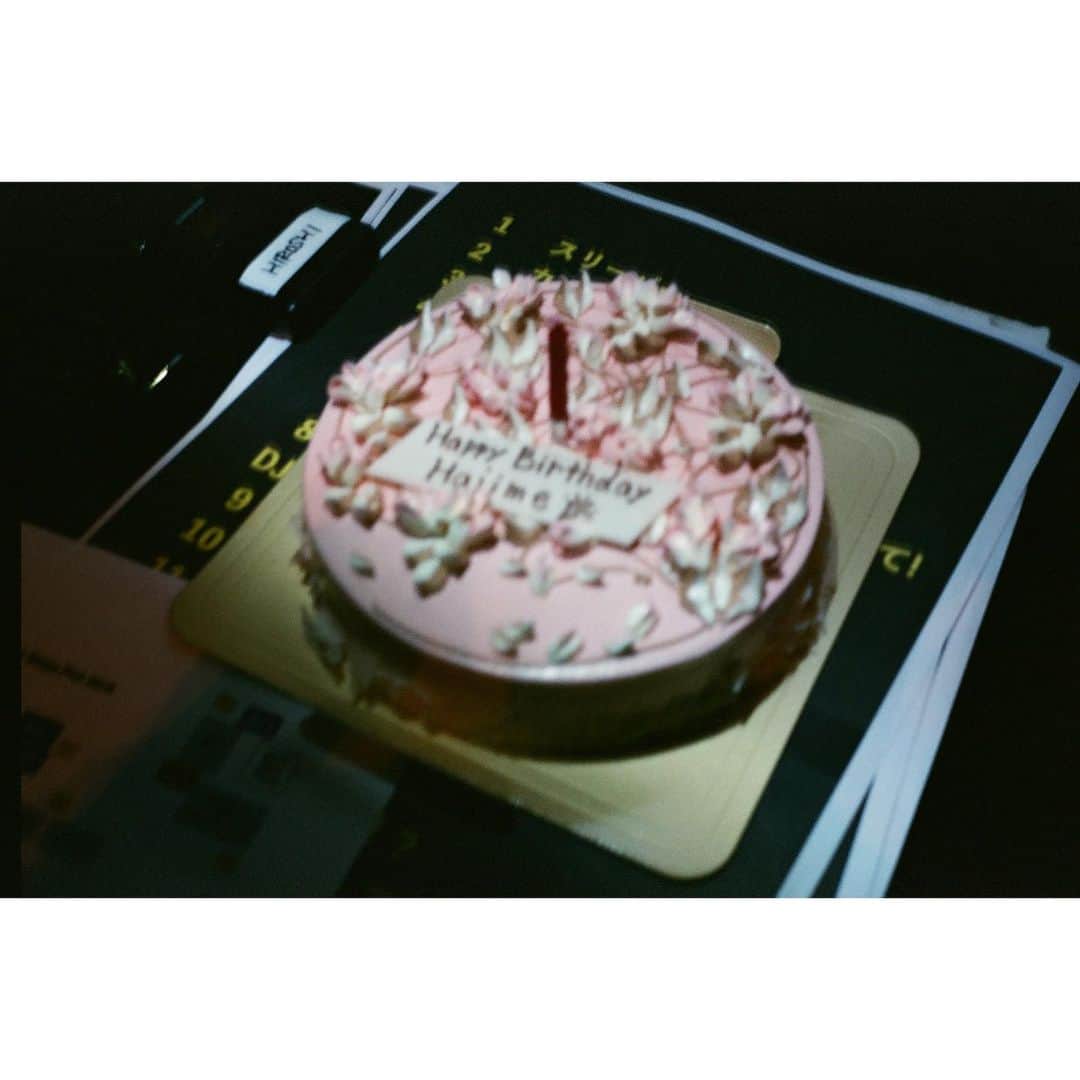eriさんのインスタグラム写真 - (eriInstagram)「ライブの裾で用意されていたサプライズのケーキを持ってステージに出る直前。懐かしいバターケーキのリクエストしたんだ。ありがとう @heynami surprise bd cake for Hajime behind the stage. #eriFILMcameraDIARY」1月31日 11時52分 - e_r_i_e_r_i
