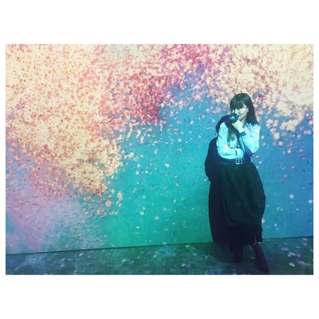 大塚愛さんのインスタグラム写真 - (大塚愛Instagram)「私はなかなか綿毛が飛ばなくて、 たくさん吹いたけど、 他の人はみんなすぐ飛んでいた。 ピュアな人じゃないと飛ばないんじゃないかって心配した。  AIO　#flowersbynaked  #digitalart  #flower #たんぽぽ」1月31日 12時00分 - aiotsuka_official