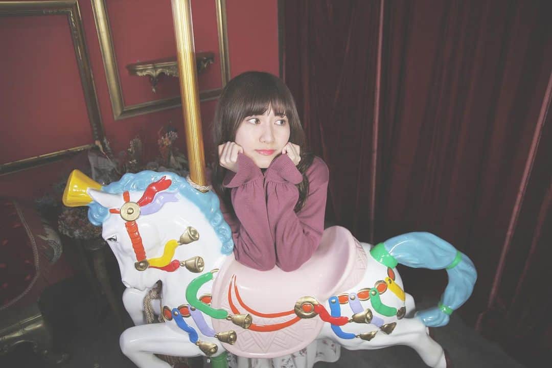 のインスタグラム：「✿.* . . . 1月も今日で終わりだね🧸💭 . ディズニーまた値上がりするみたいだけど、 今日も頑張って生きような😌✨ . (前髪が気になる) . . . #撮影 #撮影モデル #撮影会  #メリーゴーランド #ユニコーン  #スタジオ #黒川 #名古屋 #カメラ  #あいちん #秋波愛 🐇🎀」
