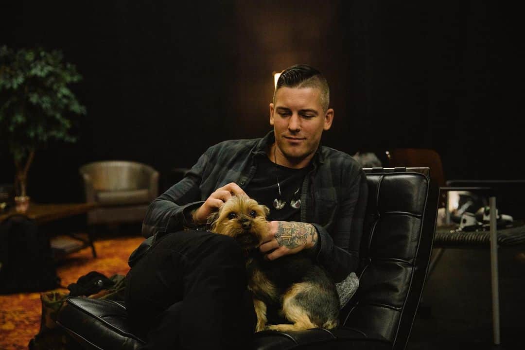 ザッキー・ヴェンジェンスのインスタグラム：「It’s the simpaw 🐾 things in life 🐕」