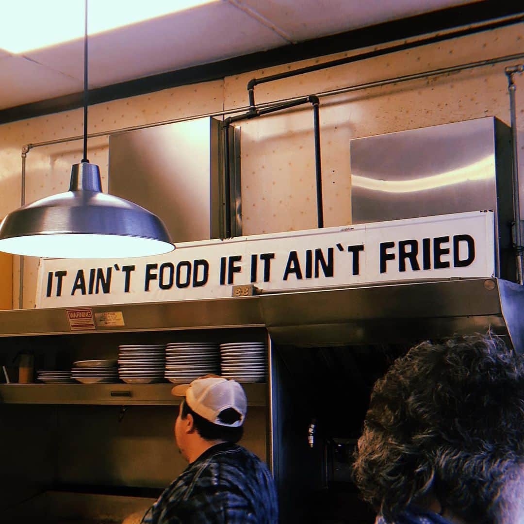 マナさんのインスタグラム写真 - (マナInstagram)「IT AIN'T FOOD IF IT AIT'N FRIED🧡 食卓に揚げもんがないなんて つまんないよ！さいこう！🧡 #fried #eat」1月31日 3時07分 - chaimanakana3333