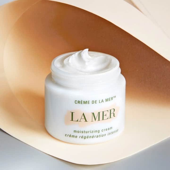 ドゥラメールのインスタグラム：「Don’t winter where you summer. Make a seasonal shift with a moisturizer tailored to skin’s cool weather needs.」