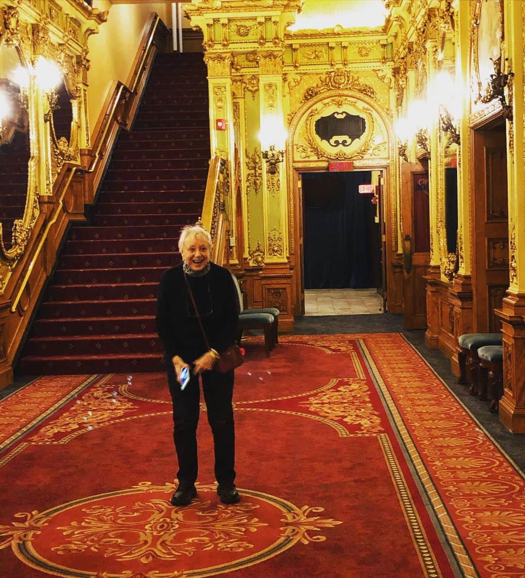 ジョン・ベンジャミン・ヒッキーのインスタグラム：「Jane Greenwood in the lobby. @emersoncolonial  @plazasuitebway」