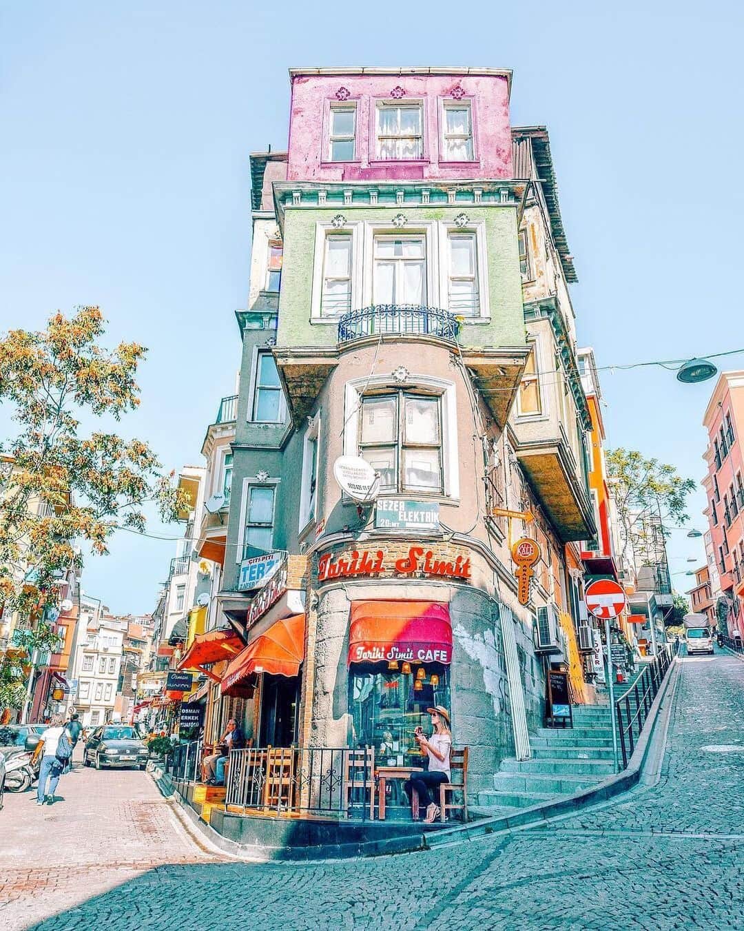 Izkizのインスタグラム：「The perfect spot for a cuppa & some people watching ☕️ Have you ever had Turkish tea? Being English I usually put milk in my tea but I do looove a glass of Türk çayı 👌🏻」