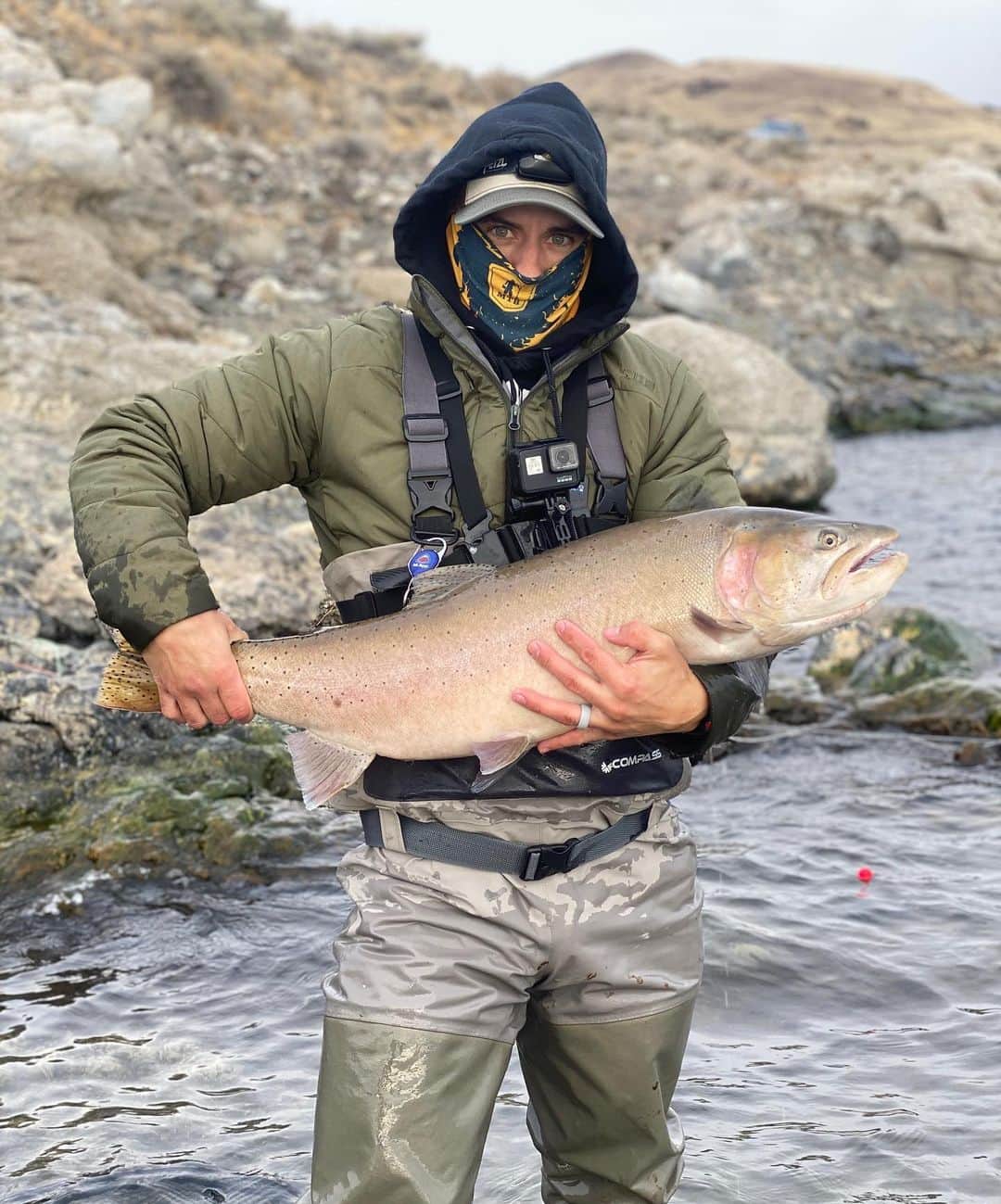 ジェイコブ・ダルトンのインスタグラム：「Solid morning catching my biggest fish yet 🤘🏼 and I know I’m holding it like a baby 😂 always a good time with @edaboss1234 at pyramid! #pyramidlake #trout #flyfishing」