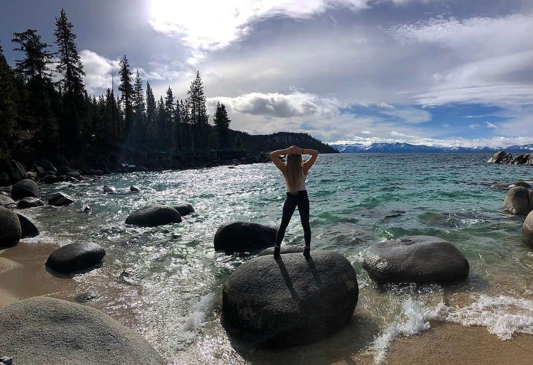 イモージェン・ケアンズのインスタグラム：「“Embrace the tides of change” 🌞🌊 #secretcove #laketahoe #carsoncity #nevada 🌲🏔😎」