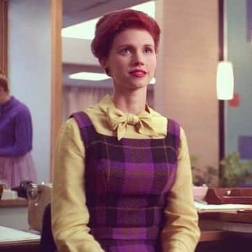ジュリー・マクニヴンのインスタグラム：「#tbt to one of my favorite Hildy outfits. In this episode, Hildy finds out Pete is planning on adopting a child and she thinks maybe he’s not the giant asshole she thought he was.... . Wardrobe by Queen @janiebryant  #madmen」