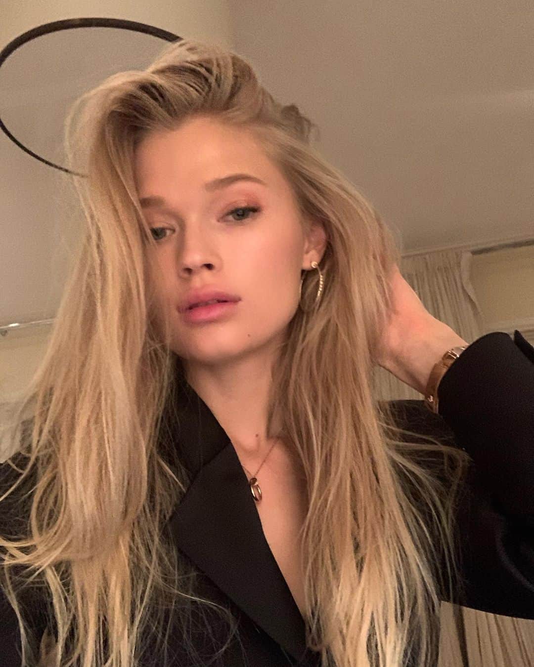 ヴィタ・シドルキナのインスタグラム：「Wild long hair🌪 should I cut it or not? 🤔」
