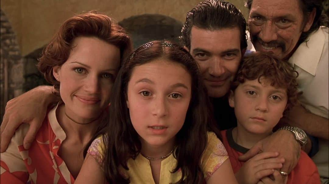 ダニー・トレホさんのインスタグラム写真 - (ダニー・トレホInstagram)「#TBT 2001 #SpyKids Uncle Machete and the fam . . . #machete #movies #robertrodriguez #dannytrejo #carlagugino #alexapenavega #antoniobanderas #darylsabara」1月31日 4時35分 - officialdannytrejo