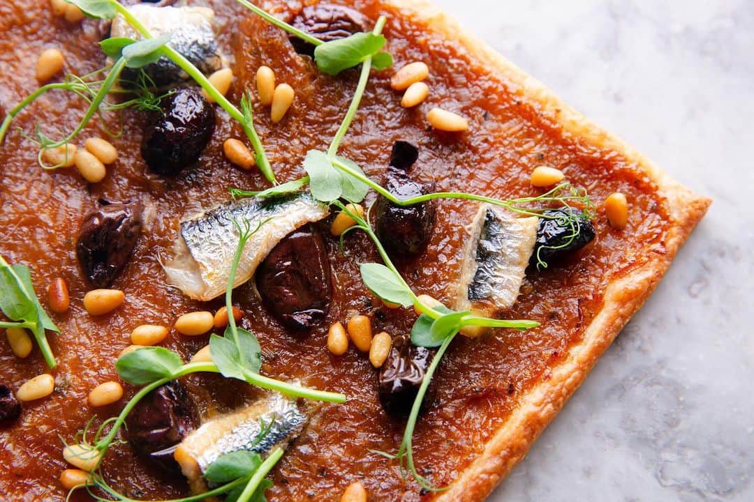 DOMINIQUE ANSEL BAKERYさんのインスタグラム写真 - (DOMINIQUE ANSEL BAKERYInstagram)「A classic pissaladière, with that thin crisp hand-rolled pastry crust, topped with caramelized onion marmalade, black olives, anchovy, toasted pine nuts, and delicate English pea tendrils. A beautiful addition to our all-day cafe menu at @dominiqueanseltreehouse, where our menu is based upon pastry foundations and technique. T-minus 8 days until our first dinner seating on 7 Feb, then we’ll open up with all-day hours (with walk-ins welcome). Reservations up now at DominiqueAnselTreehouse.com. See you all soon, London. 🇬🇧🏡🌳#DominiqueAnselTreehouse #CoventGarden #london」1月31日 4時43分 - dominiqueansel