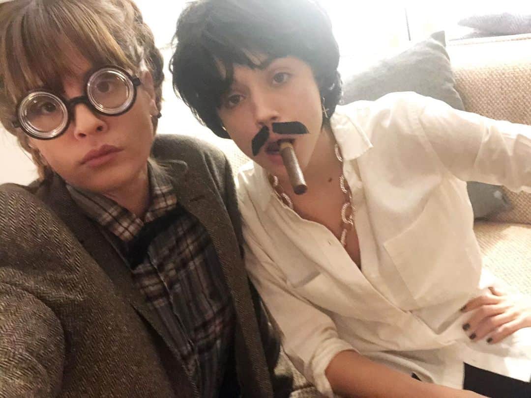 アリス・アイザズのインスタグラム：「Quand une Nerd rencontre un Narcotrafiquant.」