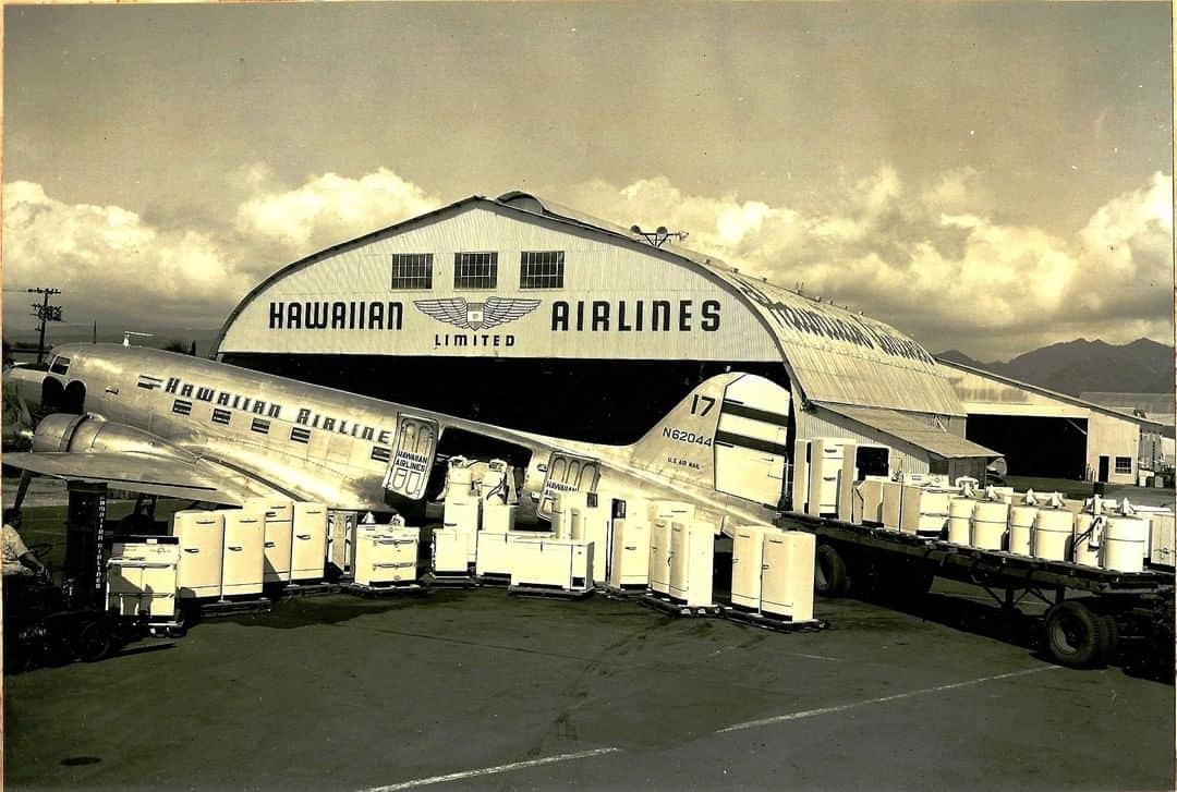 ハワイアン航空さんのインスタグラム写真 - (ハワイアン航空Instagram)「#DYK that Hawaiian Airlines was the first airline in the nation to receive a U.S. air cargo certificate? It all started in 1942 when Molokaʻi's Fagan Ranch shipped over cattle to Honolulu because of a meat shortage. #TBT #DYK 📦✈️」1月31日 5時30分 - hawaiianairlines