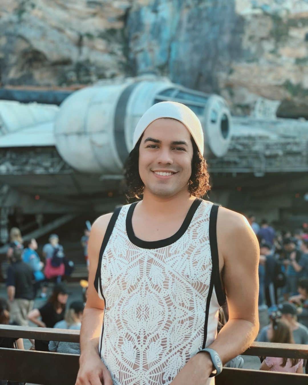 サム・アウヴェスのインスタグラム：「A fan of mine gave me this shirt and I just LOVE IT! Thank you!  Ready for my intergalactic flight wearing it! #starwars #disney」