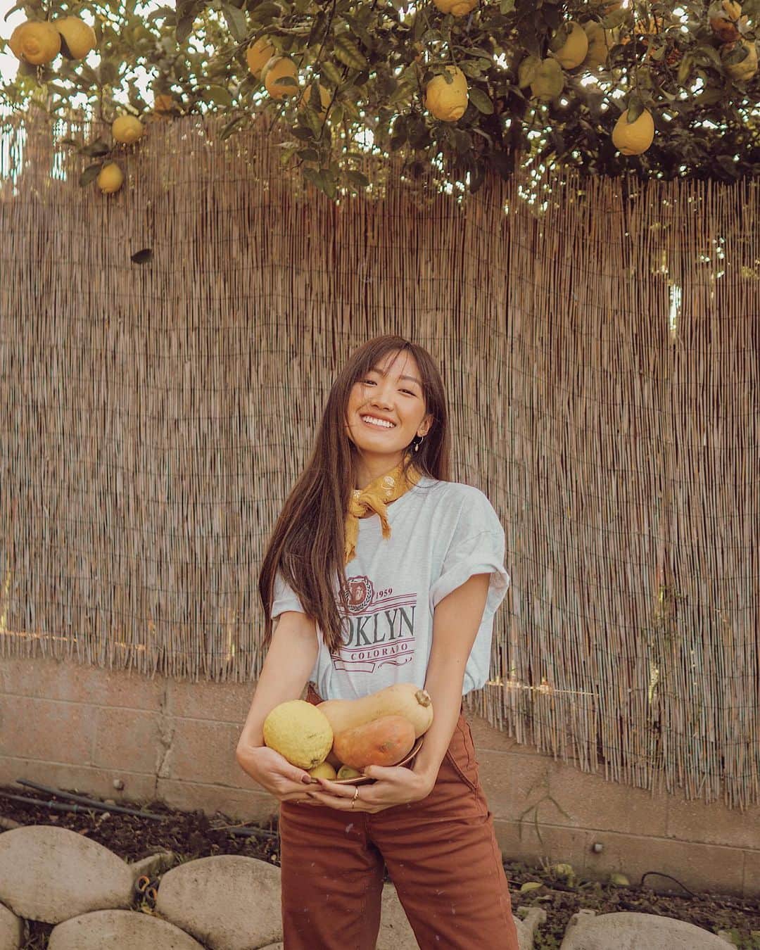 W E Y L I Eのインスタグラム：「Just another day in the (Sophie’s) garden 🍋🥔🥕 I’ve been rocking my straight hair more often these days, and I love it! Idk why it took me like 26 years to finally appreciate it 😂 Currently wearing just one row of @naturalbeadedrowsextensions. I love the extra volume because I naturally have pretty thin hair on the sides of my head. I never thought I would stick to a hair extension method for this long (3 years), but I finally found one that works for me. I also decided to go with a more solid brown color all over with very little dimension. Have you noticed the subtle change? 🌸 Hair done by @katie.dkwstyling at @dkwstylingsalon #naturalbeadedrowsextensions #dkwstyling」