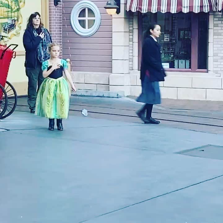 ダニー・マスターソンのインスタグラム：「Patriot baby caught in the wild. #disney #fiannafrancis @bijouphillips」