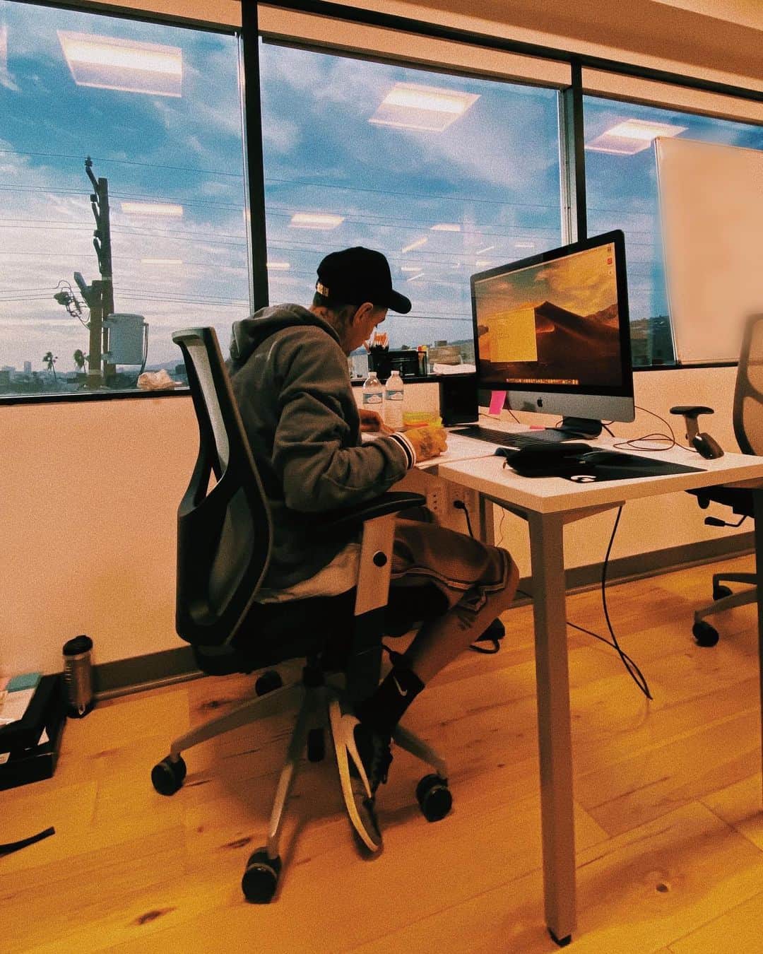 グレゴリー・ファン・デル・ヴィールのインスタグラム：「Working in office, trying to build meaningful companies to be proud of! Not an easy progress as it may seems sometimes, but love the challenges it brings. Challenges and setbacks are a big part of growth, nothing worthwhile is gonna come easy 💪🏽」