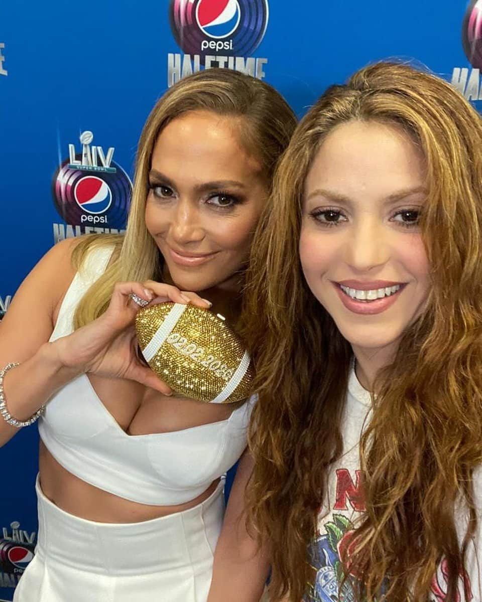 シャキーラさんのインスタグラム写真 - (シャキーラInstagram)「Loving @jlo’s purse with my birth date on it!! 😜」1月31日 5時52分 - shakira