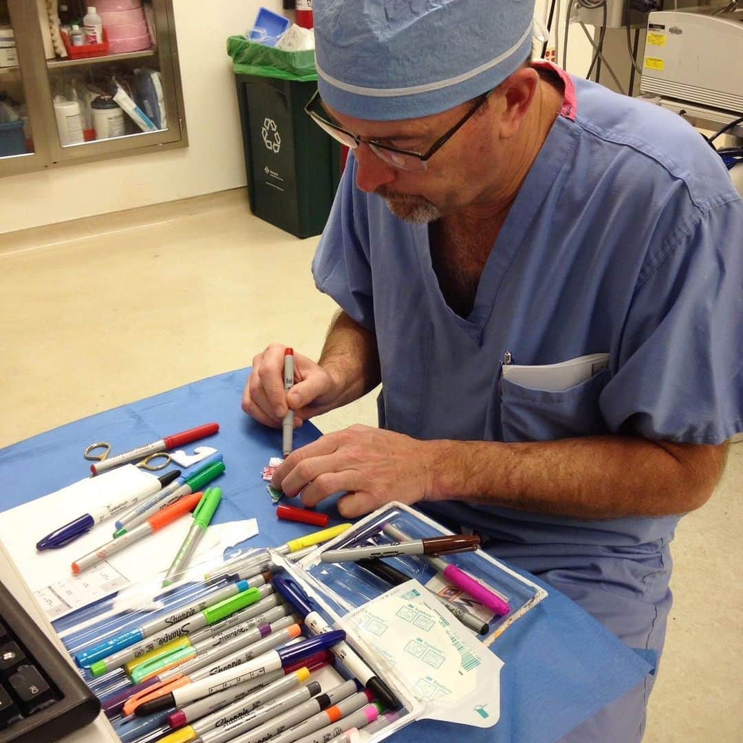 のインスタグラム：「Dr. Robert Parry, a pediatric surgeon at @AkronChildrens Hospital, is known for bringing a delightful surprise to every young patient with his hand-drawn 3M™ Tegaderm™ Transparent Film Dressing 🖌️ featuring the child's favorite character. This is his way of letting children know that "You're not just somebody I operated on," but so much more than that. Click the link in bio to watch a video.  #tegaderm #dressings #akronchildrens 👦👧」
