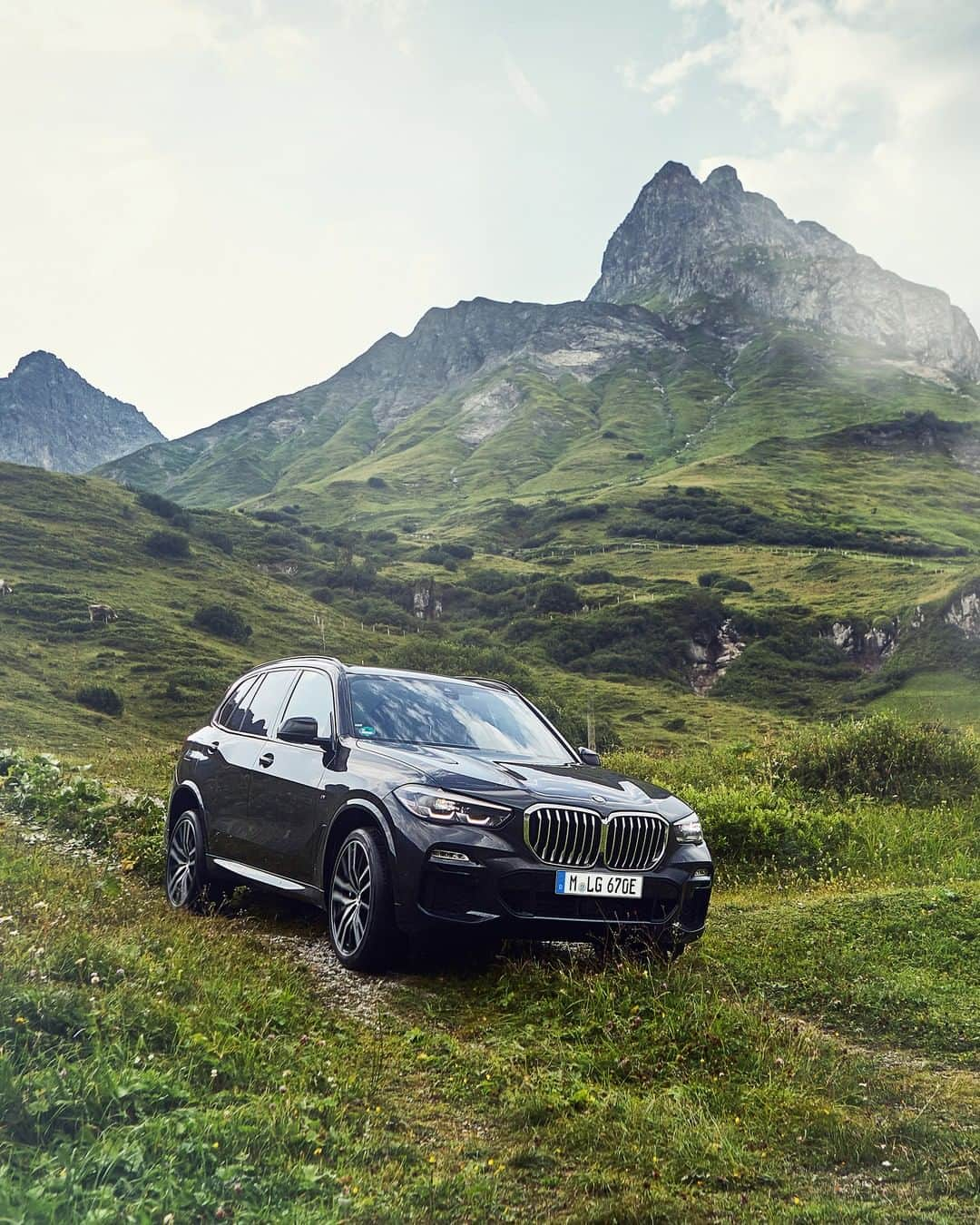 BMWさんのインスタグラム写真 - (BMWInstagram)「Ready for the wilderness. The BMW X5.  #TheX5 #BMW #X5 __ BMW X5 xDrive45e: Energy consumption in kWh/100 km (combined): 23.5–20.3. Fuel consumption in l/100 km (combined): 2.0–1.7. CO2 emissions in g/km (combined): 47–39.  Acceleration (0-100 km/h): 5.6 s. Power: 290 kW, 394 hp, 600 Nm. Top speed (limited): 235 km/h.  The values of fuel consumptions, CO2 emissions and energy consumptions shown were determined according to the European Regulation (EC) 715/2007 in the version applicable at the time of type approval. The figures refer to a vehicle with basic configuration in Germany and the range shown considers optional equipment and the different size of wheels and tires available on the selected model. The values of the vehicles are already based on the new WLTP regulation and are translated back into NEDC-equivalent values in order to ensure the comparison between the vehicles. [With respect to these vehicles, for vehicle related taxes or other duties based (at least inter alia) on CO2-emissions the CO2 values may differ to the values stated here.] The CO2 efficiency specifications are determined according to Directive 1999/94/EC and the European Regulation in its current version applicable. The values shown are based on the fuel consumption, CO2 values and energy consumptions according to the NEDC cycle for the classification. Further information on official fuel consumption figures and specific CO2 emission values of new passenger cars is included in the following guideline: 'Leitfaden über den Kraftstoffverbrauch, die CO2-Emissionen und den Stromverbrauch neuer Personenkraftwagen' (Guide to the fuel economy, CO2 emissions and electric power consumption of new passenger cars), which can be obtained free of charge from all dealerships, from Deutsche Automobil Treuhand GmbH (DAT), Hellmuth-Hirth-Str. 1, 73760 Ostfildern-Scharnhausen and at https://www.dat.de/co2/.」1月31日 6時00分 - bmw