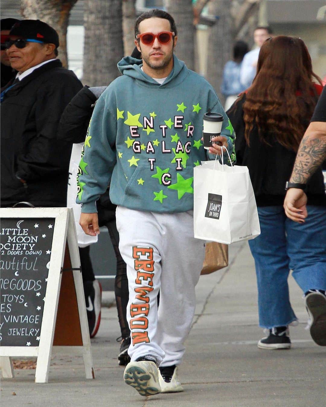 GQさんのインスタグラム写真 - (GQInstagram)「Sweatpants king @petewentz has mastered the coffee run fit. Read more at the link in bio.」1月31日 6時02分 - gq