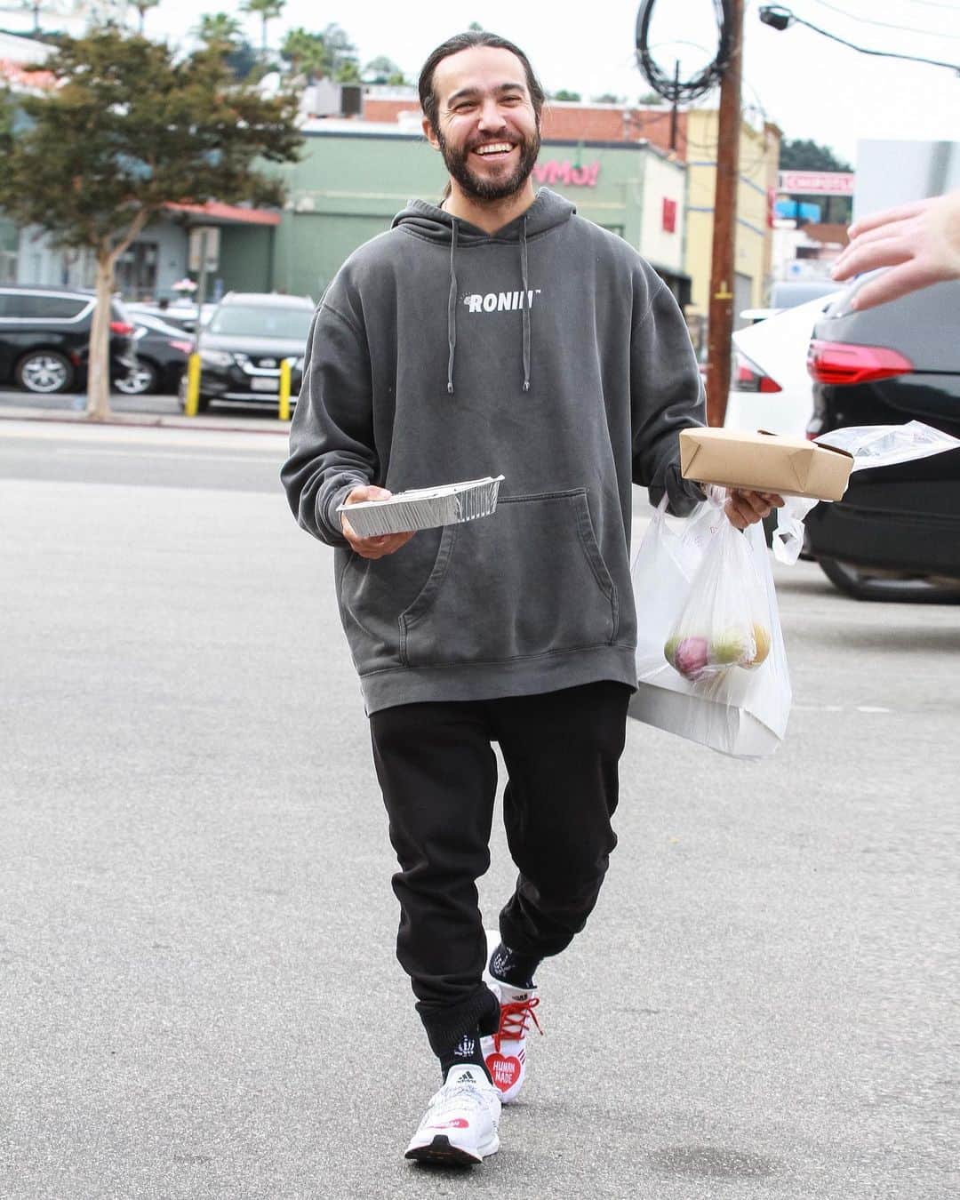 GQさんのインスタグラム写真 - (GQInstagram)「Sweatpants king @petewentz has mastered the coffee run fit. Read more at the link in bio.」1月31日 6時02分 - gq