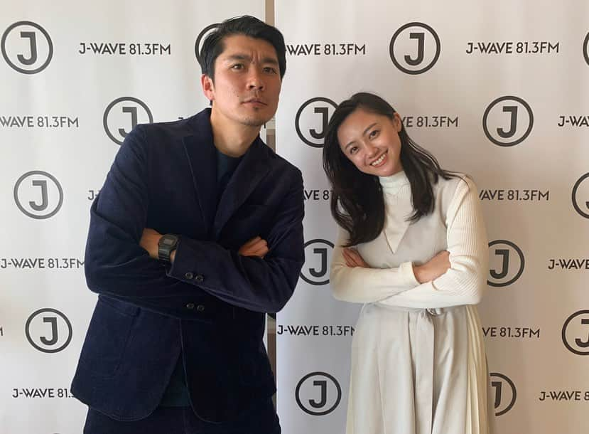 小林麗菜さんのインスタグラム写真 - (小林麗菜Instagram)「・ ・ J-WAVE TOKYO MORNING RADIO  御留守番ナビゲート 4日間お聴きいただきありがとうございました！！ はぁ〜楽しかった〜… 最終日は日の出も見られました！ ご褒美日の出〜！背中を押されるような綺麗な太陽でした🌞 ・ ・ ご一緒させて頂いた大先輩山中タイキさん！ @taiki.yamanaka  当たり前だけどお声が良い…そしてお優しい…。 終始笑いっぱなしで三時間あっという間でした！ ど素人目線で申し訳ないのですが わ！本物だ〜！ラジオだ〜！と 感動しておりました笑 本当に勉強になりました。 ・  そしてー 初！レコード体験！ ・ こうね、レコードをかけるとき 現場の皆さんリスナーの皆さんがヒヤヒヤしているのが伝わってきました笑笑 ・ ちゃんと針を落とせるようになりましたよ、 素敵な音楽を皆様にお届けできて良かった〜！ ・ ・  人生初ラジオ… 夢でもありました。 でも、聴くのとやるのでは全然違うのだと実感。声だけで情報を伝える、表現する。 言葉ってコミュニケーションって大事ですね 人生まだまだ学ぶ事だらけだなー！  でもラジオで話す事が楽しくて楽しくて 現場に行く事が嬉しくて嬉しくて。  これも全て 右も左もわからない私に手取り足取り教えてくださったタイキさん、スタッフの皆様のおかげです。 そして温かいメッセージを毎日たくさん送ってくださったリスナーの皆様のおかげです。 本当ありがとうございました！  またご一緒できますように頑張ります！！ #jwave #jwavetokyomorningradio #ヘッドホンの位置 #上にした方が意外と楽」1月31日 6時03分 - reina_kobayashi