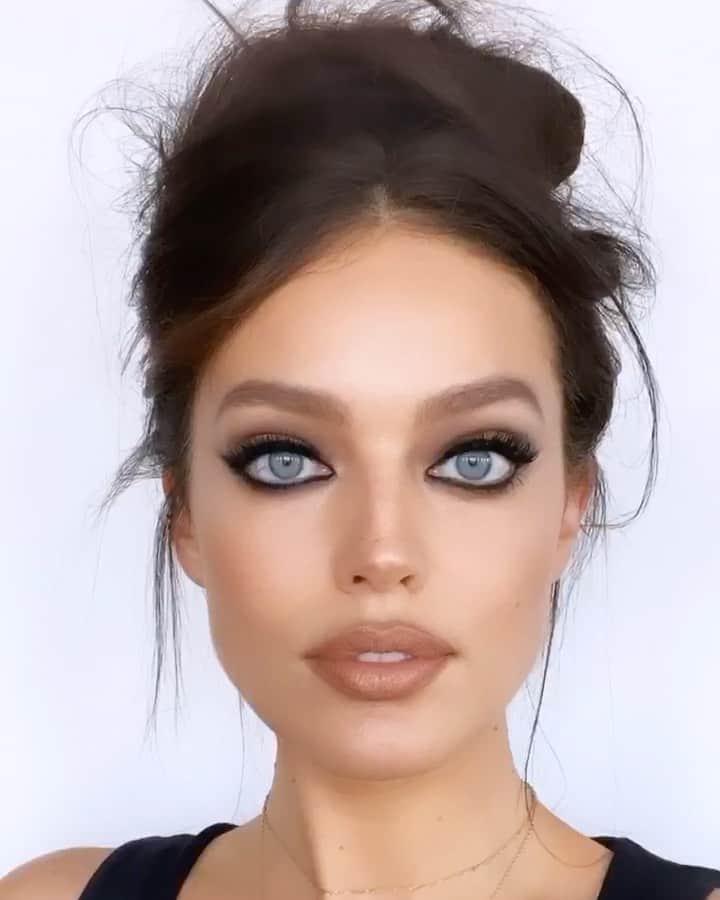 エミリー・DiDonatoのインスタグラム：「When I let @erinparsonsmakeup paint my face just for fun 🎨 💄 hair by @kennalandny Can you guess who we were channeling? Tutorial coming tomorrow on Erin’s instagram!」