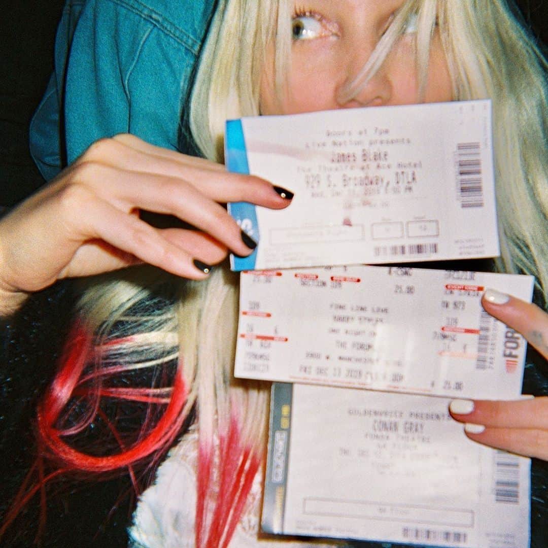 ケイリン・ルッソのインスタグラム：「Post your ticket for my show on Valentine’s Day if you a real 1 🎭🥀」
