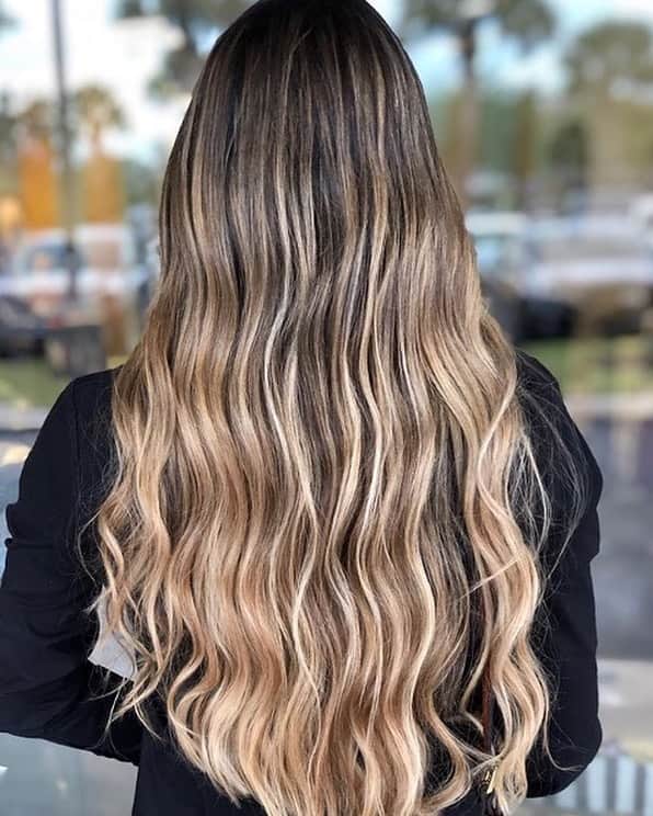 CosmoProf Beautyさんのインスタグラム写真 - (CosmoProf BeautyInstagram)「Rapunzel, Rapunzel....and YES it's all her hair! 🙌😍⁣ ⁣ Balayage & babylights by #Cosmopro @be_gabulous ❤️⁣ ⁣ Styling process:⁣ "I added @nioxin Diamax while her hair was wet to provide volume and help hair to appear fuller and thicker. I then waved her hair and topped off the curls with #Nioxin regular hold, which is easy to brush out while maintaining a finished look. I wanted her hair to appear full with soft waves and I think it did just that."⁣ ⁣ Save up to 40% on Nioxin Liter Duos this month and all February long at #cosmoprofbeauty where you are #licensedtocreate⁣ ⁣ #repost #blondespecialist #dimensionalblonde #blondebalayage #balayagespecialist #blendedhair」1月31日 6時38分 - cosmoprofbeauty