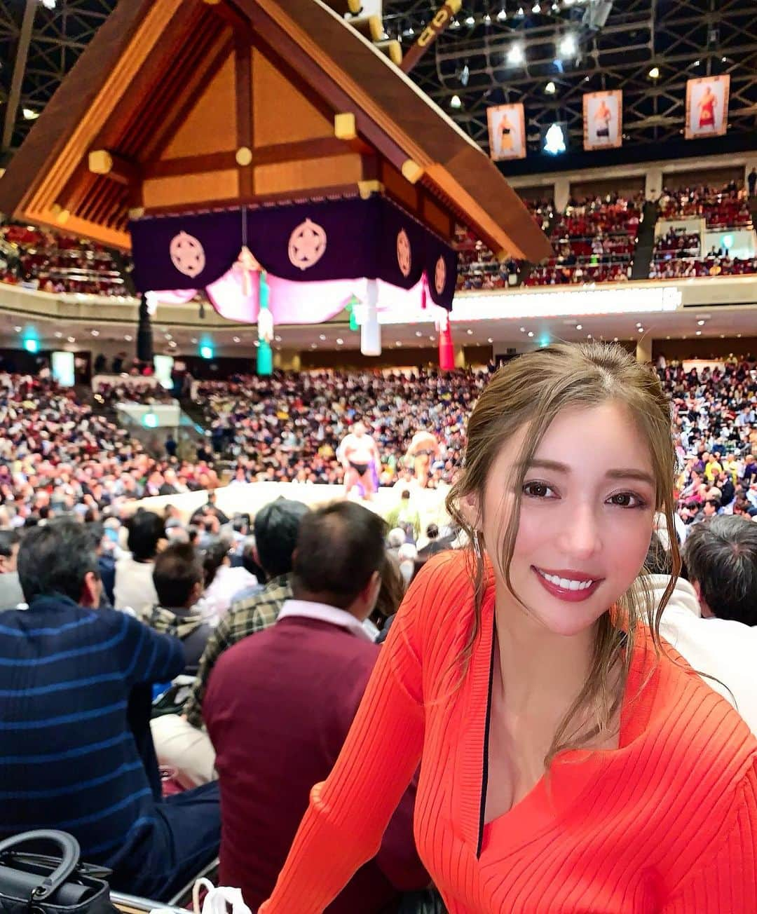 濱野りれさんのインスタグラム写真 - (濱野りれInstagram)「#SUMO 🤗❤️ I've come to watch Japan's  National Sport🎭 It really does require a lot of power!! I was exciting whloe time and it really lifts me up!! There was a big surprise while watching the game. The Emperor was also coming to see!! 2020 is going to be a brilliant year for me💕 If I have chance to watch the game again, I definitely say yes!! -— -— 相撲を見に行った時の🤗 迫力が凄くて技とか全然知らないのにすっっっごい楽しめたの😍‼️ しかも途中でビッグサプライズが...✨ なんと✨✨ 天皇陛下のお姿を拝することができました!! 2020年はなんだかいい1年になりそうです💕 次また機会があったら絶対見に行きたい❣️ -— -— #emperor #sumowrestler#sumoday#japan_of_insta#japanesetraditional#japanstagram#injapan#instagramjapan#sportwatch#ilovejapan#japantrip#traveljapan#japanlife#ryogokukokugikan#ryogoku#相撲#相撲観戦#両国国技館#伝統文化」1月31日 12時18分 - riregram