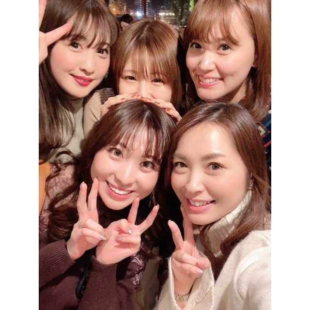 三島ゆかりさんのインスタグラム写真 - (三島ゆかりInstagram)「もうだいぶ前ですが、事務所の新年会の時の写真を🍺✨ 殿と宮瀬ちゃんとの安定ショット📷原ちゃんはお仕事で来れなかったのでまた別でプライベート新年会やろうね💖👍 さちはドームで会えるけど、駒井ちゃんや有井ちゃんにも久々に会えて嬉しかったな〜😆🍎 4枚目は光に当てられて消えゆくゾンビを私が、5枚目はマシュマロを詰まらせて死にゆくゾンビを有井ちゃんが演じてくれましたwww🧟‍♀️ #アライブエンタテインメント #新年会 #セレクトホールディングス #100名以上 #立食パーティー #バイキング #食べ飲み放題 #coralkitchenatsea #osaka #中之島 #船上レストラン #三島ゆかり #ゆかりんご #殿倉恵未 #宮瀬れい #駒井まち #白浜さち #有井なつ実 #久々に会えて嬉しかった #followｍe」1月31日 12時19分 - apple340