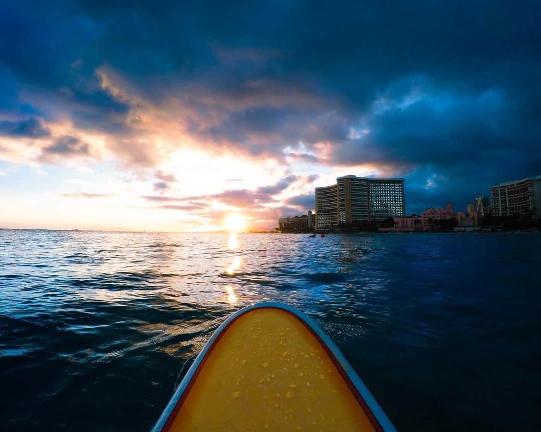 goproさんのインスタグラム写真 - (goproInstagram)「Photo of the Day: The waiting game, featuring @nickeagan.05 + #Honolulu. • • • #GoProSurf #GoProTravel #GoPro #SunsetsOfInstagram #Surfing #Hawaii」1月31日 6時54分 - gopro
