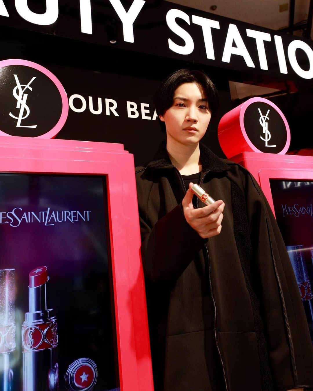 桜田通さんのインスタグラム写真 - (桜田通Instagram)「【YSL BEAUTY STATION】ROUGE VOLUPTE ROCK’N SHINE 先行発売イベントに行きました！  やはり男の人はあまり見かけなかったけれど、ご招待を頂いたので見学しに行くと、化粧品だけではなく内装も素敵でとても楽しい空間でした！ 前にもYSLでお世話になった方がいたのですが、僕のインスタをチェックして下さっている方々が、ポップアップなどに遊びにきてくれることがとても多いらしく、僕が持っている同じ物が欲しい！と言って下さるようで、スタッフさんの中で #どおり買い という言葉が流行っていました笑 でも他のブランドの方々にもそんなようなことを言われることがあり、僕もなんだか嬉しいです🐲  1月29日から2月4日まで伊勢丹新宿本館1階＝ザ・ステージでやっていますので、こちらもご興味ある方は是非✨  #ysl #yslbeauty #ルージュヴォリュプテロックシャイン #伊勢丹限定色がオススメです」1月31日 7時00分 - dorisakurada