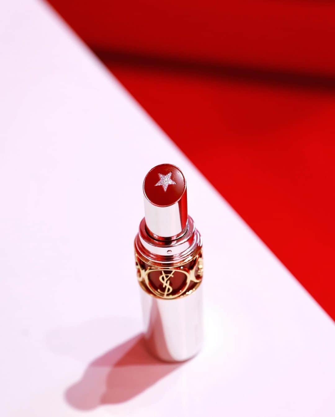 桜田通さんのインスタグラム写真 - (桜田通Instagram)「【YSL BEAUTY STATION】ROUGE VOLUPTE ROCK’N SHINE 先行発売イベントに行きました！  やはり男の人はあまり見かけなかったけれど、ご招待を頂いたので見学しに行くと、化粧品だけではなく内装も素敵でとても楽しい空間でした！ 前にもYSLでお世話になった方がいたのですが、僕のインスタをチェックして下さっている方々が、ポップアップなどに遊びにきてくれることがとても多いらしく、僕が持っている同じ物が欲しい！と言って下さるようで、スタッフさんの中で #どおり買い という言葉が流行っていました笑 でも他のブランドの方々にもそんなようなことを言われることがあり、僕もなんだか嬉しいです🐲  1月29日から2月4日まで伊勢丹新宿本館1階＝ザ・ステージでやっていますので、こちらもご興味ある方は是非✨  #ysl #yslbeauty #ルージュヴォリュプテロックシャイン #伊勢丹限定色がオススメです」1月31日 7時00分 - dorisakurada