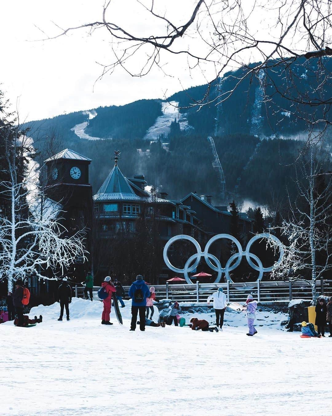 バンクーバー観光局- Tourism Vancouverのインスタグラム：「2020年は東京オリンピックが予定されていますが、バンクーバーでも2010年に冬季オリンピックが開催されたことを覚えている方も多いのではないでしょうか？ウィンタースポーツで人気のウィスラーには巨大な五輪シンボル像もあり、フォトスポットとして人気です。⁠ 📷 : @l.carig(Instagram)⁠ .⁠ .⁠ .⁠ #カナダ #バンクーバー #Vancouver #旅 #旅行 #女子旅 #旅好き #一人旅 #海外旅行 #トラベル #旅女子 #旅行好きな人と繋がりたい #旅好きな人と繋がりたい #旅行好き #旅行大好き #旅行行きたい #旅に出たい #海外 #旅の記録 #旅の思い出 #旅行記 #旅したくなるフォト #マイトリップ #マイトリ #retrip_global #風景 #世界一周 #ダレカニミセタイケシキ #ウィスラー #オリンピック」