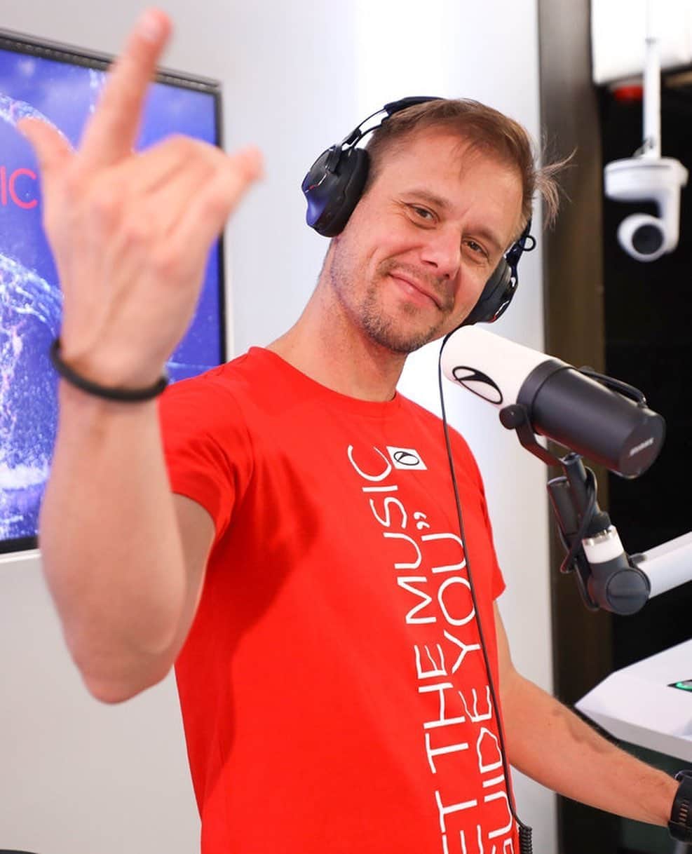Armin Van Buurenさんのインスタグラム写真 - (Armin Van BuurenInstagram)「It's here! The brand-new @asotlive 'Let The Music Guide You' merch. Check out the entire collection on the NEW(!) webshop via the #linkinbio (world wide shipping)」1月31日 7時01分 - arminvanbuuren