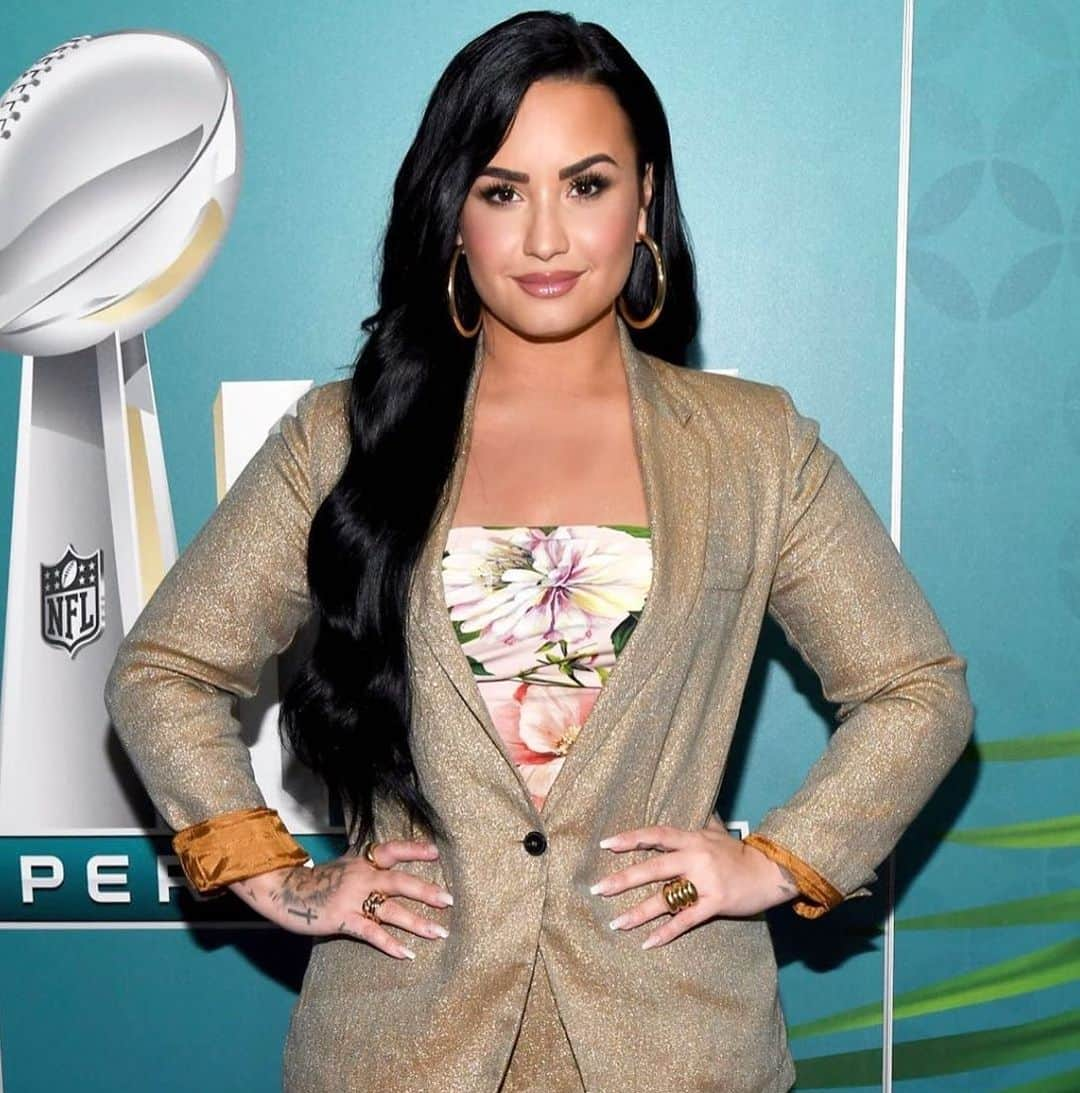 ポール・ノートンさんのインスタグラム写真 - (ポール・ノートンInstagram)「@ddlovato looking hot today in Miami getting in #SUPERBOWL mode! Who’s excited to watch her sing the #nationalanthem ??? #hair by Me @leobypaulnorton using @igkhair @babylissprousa #makeup by @jillpowellglam styled by @siena #demilovato #demiiscoming」1月31日 7時15分 - paulnortonhair